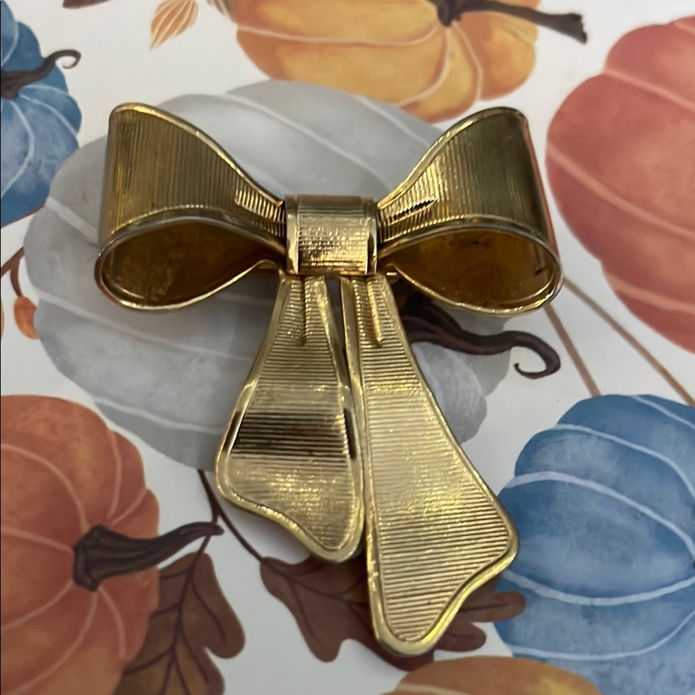 Vintage Avon 1980 Gold tone Bow Brooch